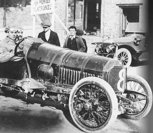 Walter Owen Bentley dans une voiture DFP, 1914